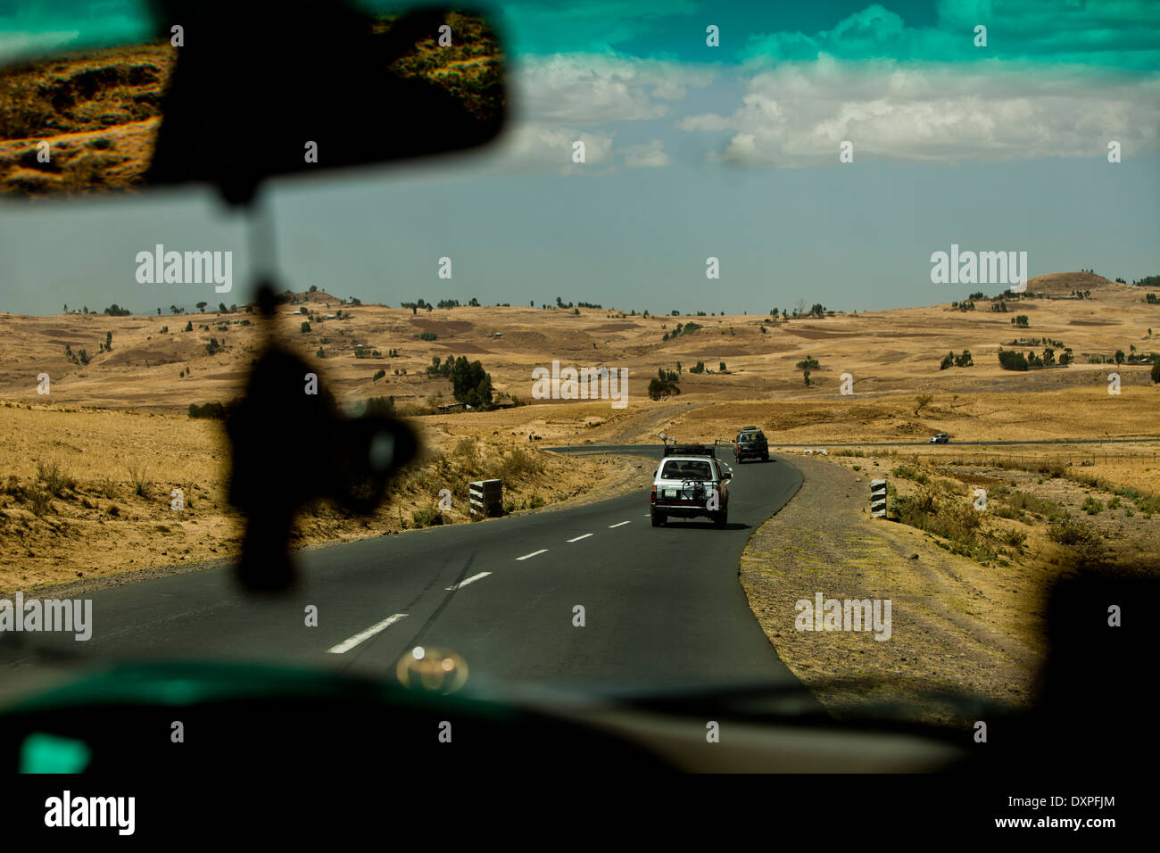 Expédition 4X4 sur route de campagne éthiopienne de l'intérieur de voiture qui suit Banque D'Images