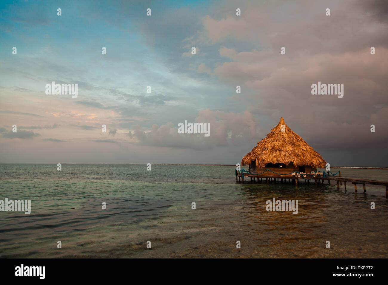 Soirée des Caraïbes sur l'île de corail de Glover's Reef au large du Belize Banque D'Images