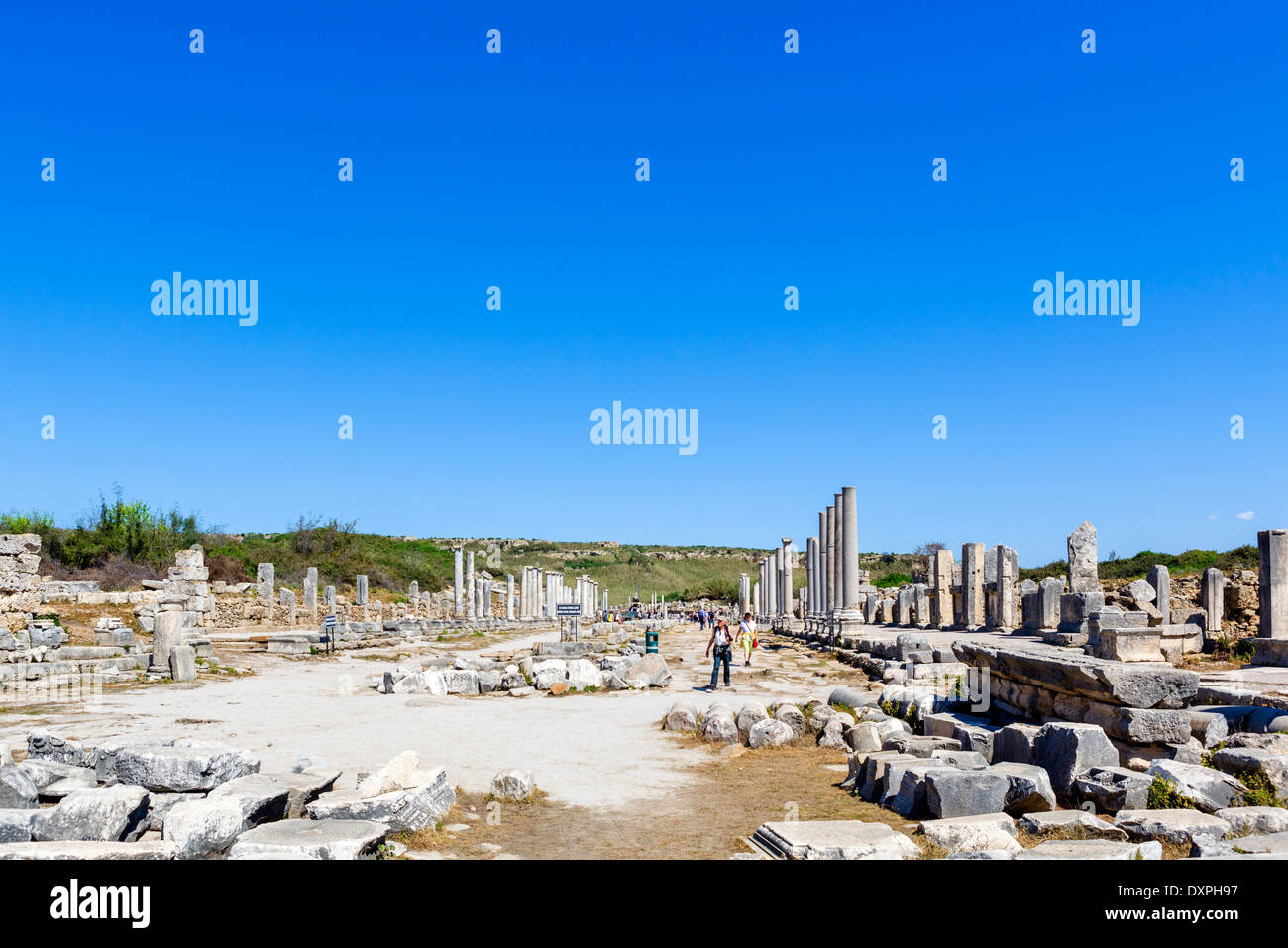 La rue Colonnade dans les ruines de la ville antique de Pergé, Pamphylia, Antalya Province, Turkey Banque D'Images