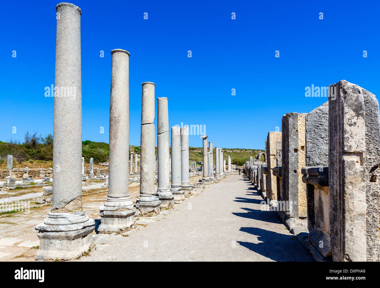 La rue Colonnade dans les ruines de la ville antique de Pergé, Pamphylia, Antalya Province, Turkey Banque D'Images