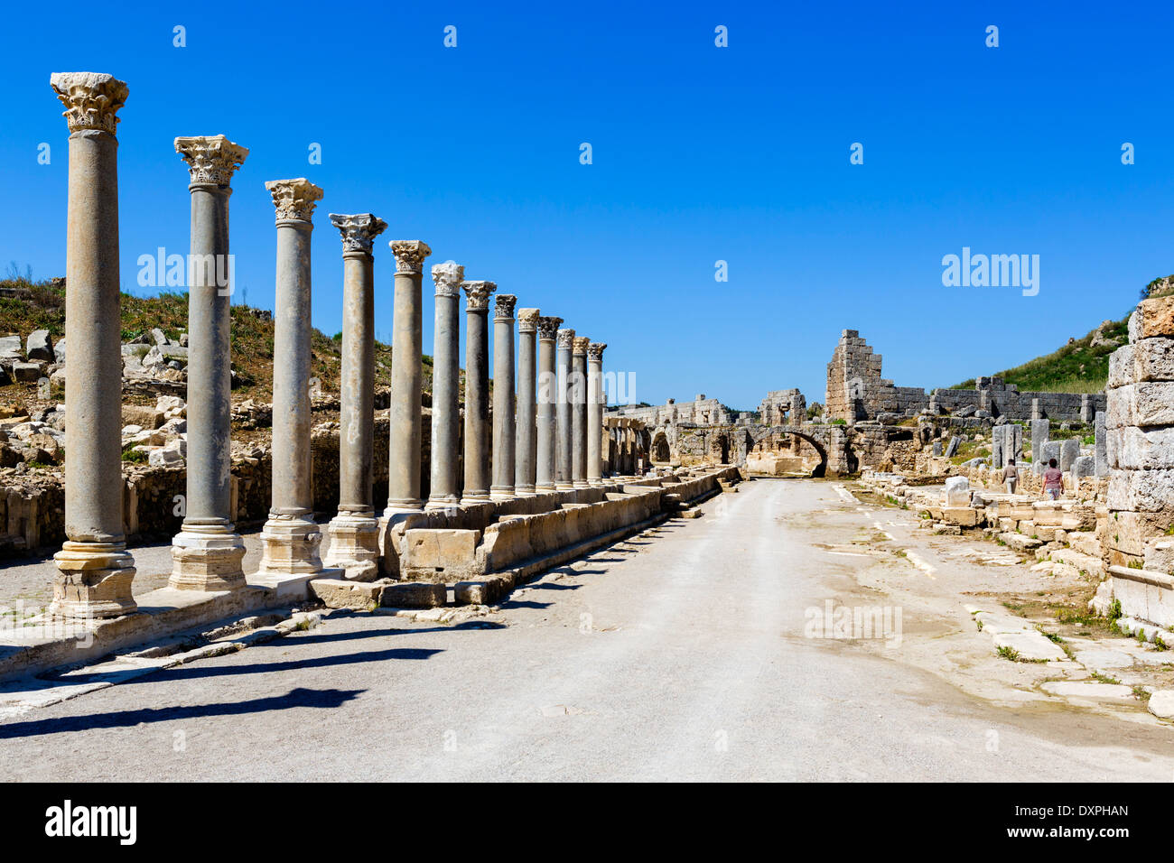 La rue Colonnade près de la palestre dans les ruines de la ville antique de Pergé, Pamphylia, Antalya Province, Turkey Banque D'Images