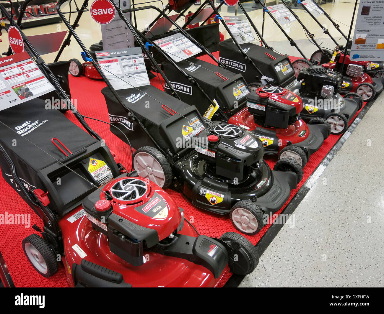 Les tondeuses à conducteur marchant gaz artisan, magasin Sears, Westshore Plaza, Tampa, FL, USA Banque D'Images