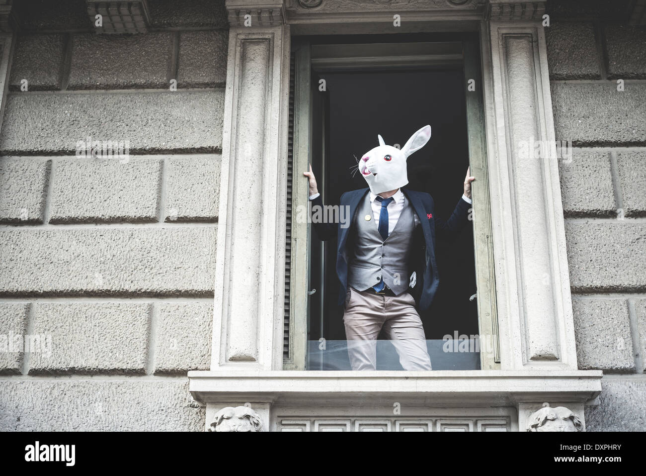 Masque de lapin l'apparition de l'homme à la fenêtre dans la ville Banque D'Images