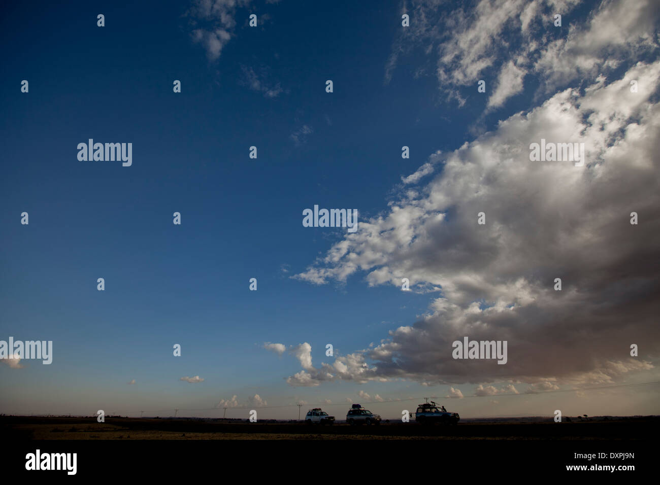 Silhouettes 4RM Expédition sous de grands nuages ciel africain Banque D'Images