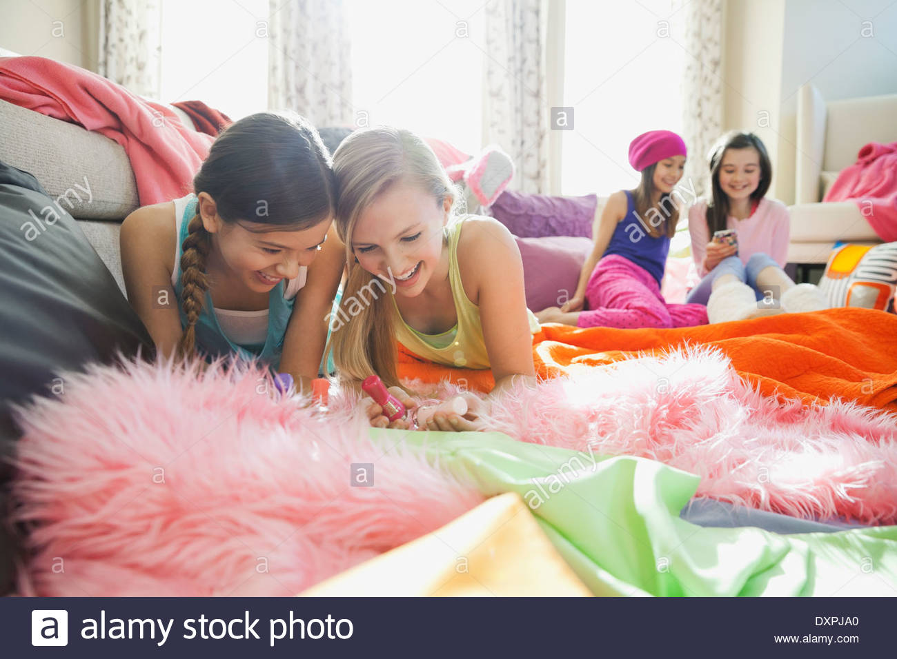 Girls hanging out at slumber party Banque D'Images