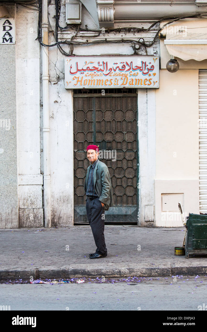 Homme tunisien sur un trottoir à Tunis, Tunisie Banque D'Images