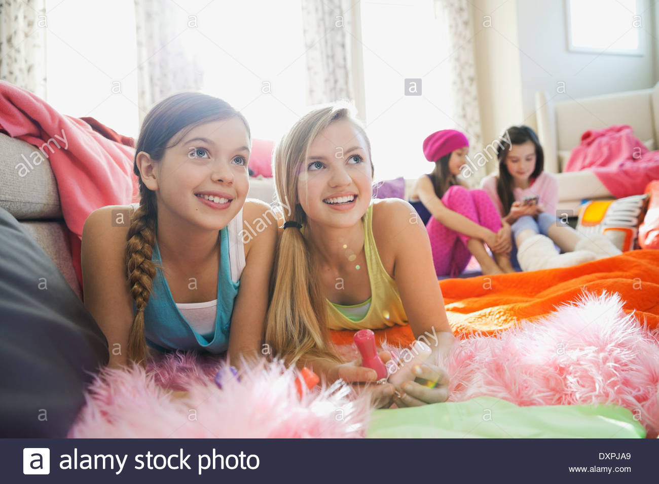 Girls hanging out at slumber party Banque D'Images