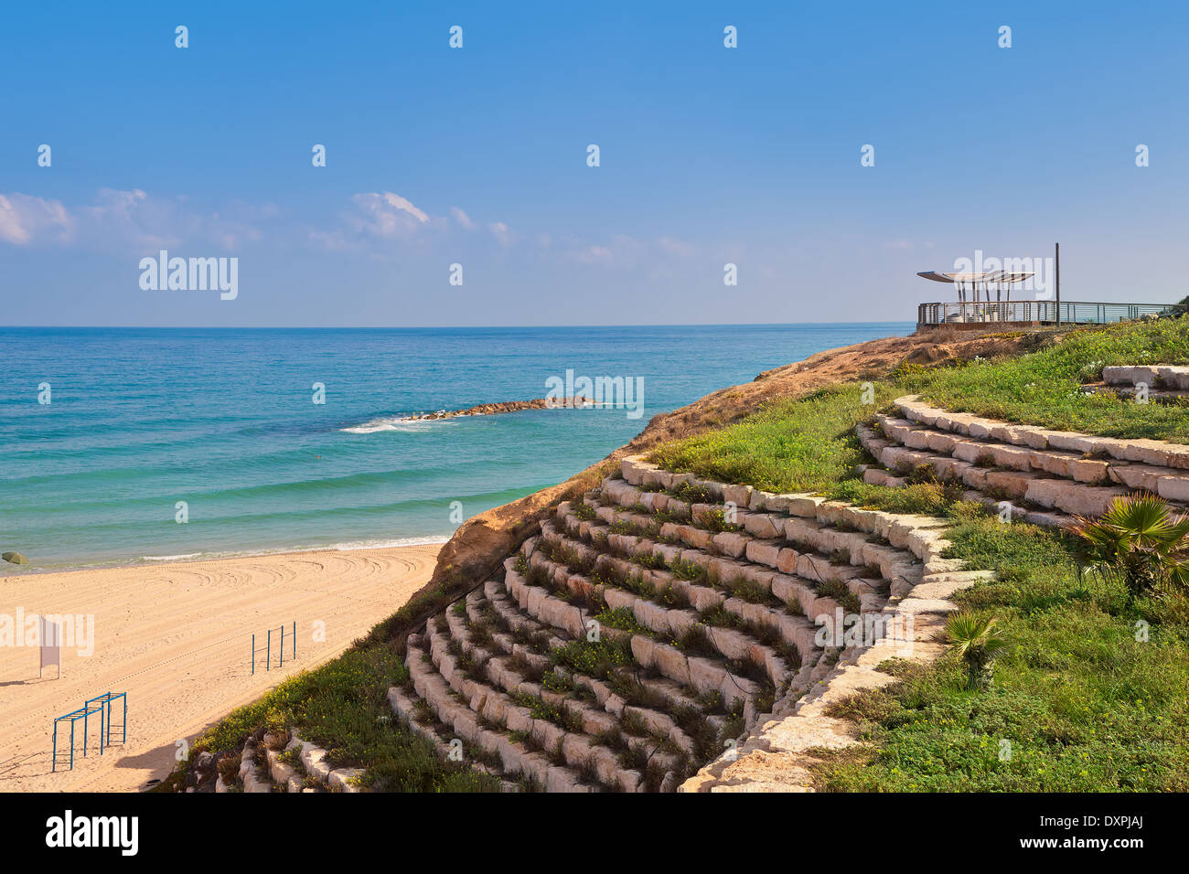 Terrasse en pierre artificielle avec de l'herbe bien verte et plage de sable fin sur la mer Méditerranée à Ashkelon, en Israël. Banque D'Images