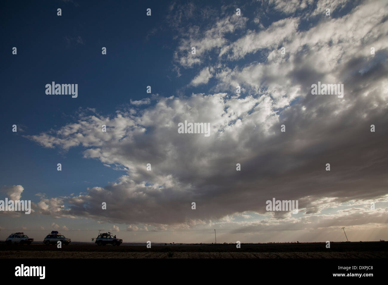 4X4 Expédition sous de grandes silhouettes de ciel d'Afrique Banque D'Images