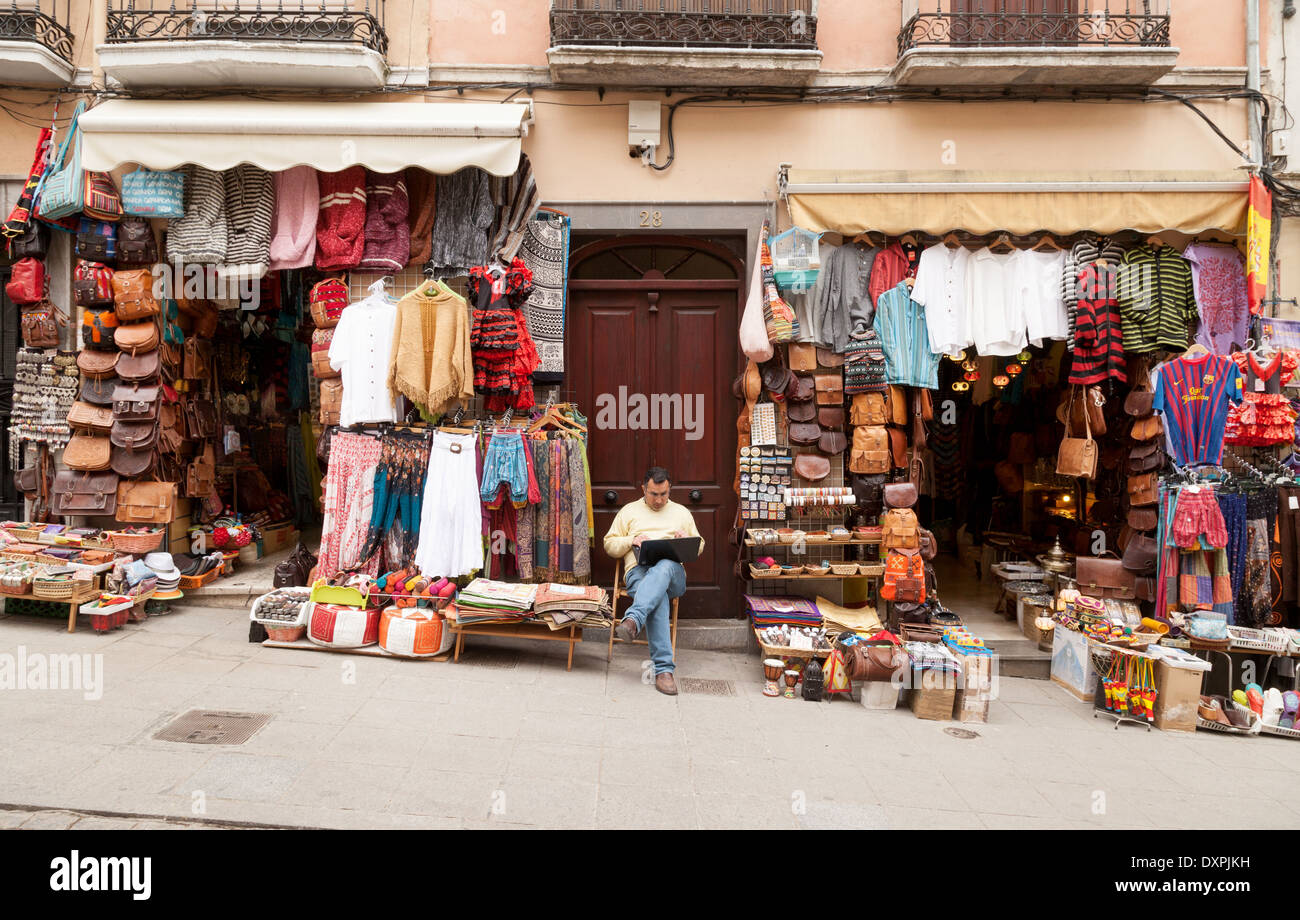 Boutiques colorées et le commerçant, Grenade, Andalousie Espagne Europe Banque D'Images