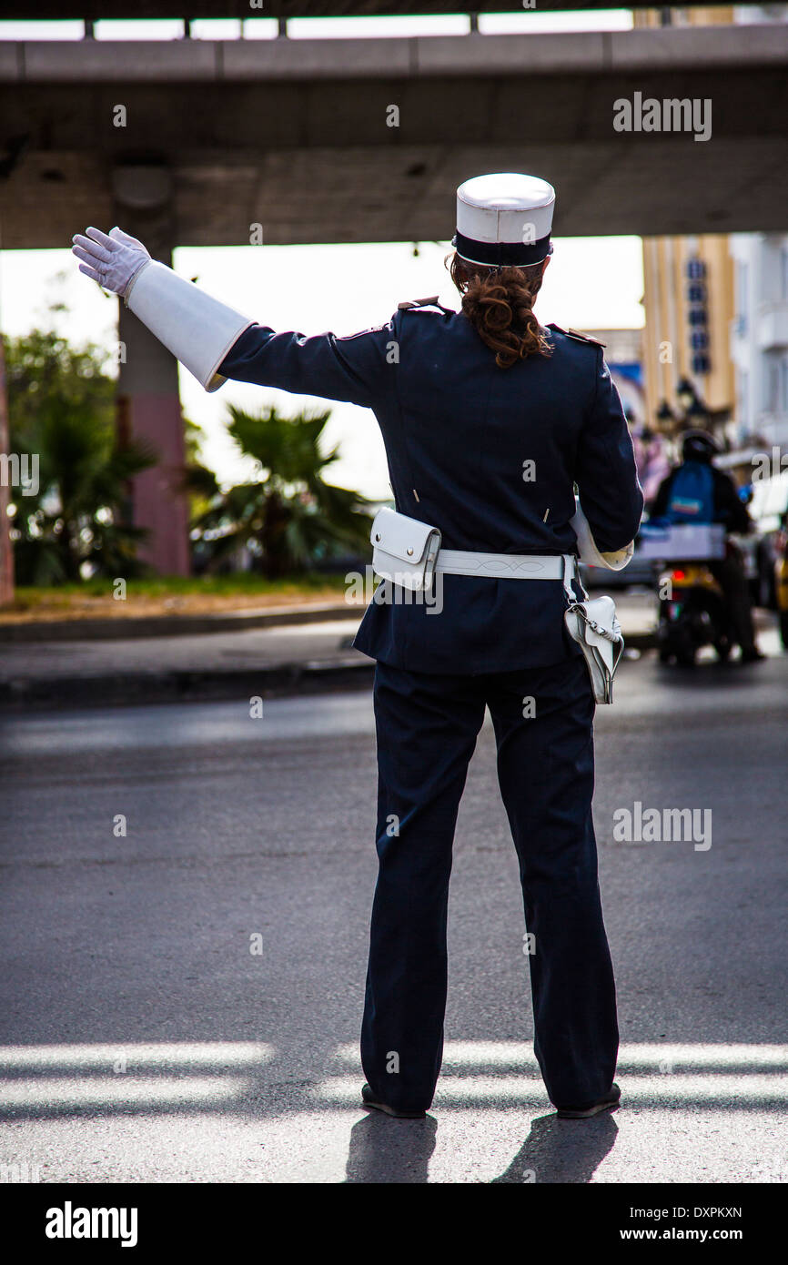 Femme officier de diriger la circulation à Tunis, Tunisie Banque D'Images