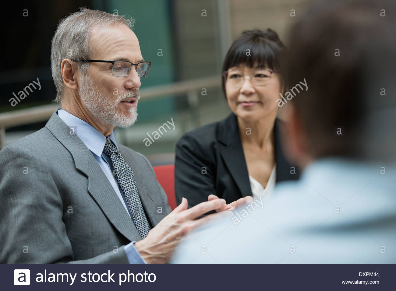 Businessman gesturing in meeting Banque D'Images