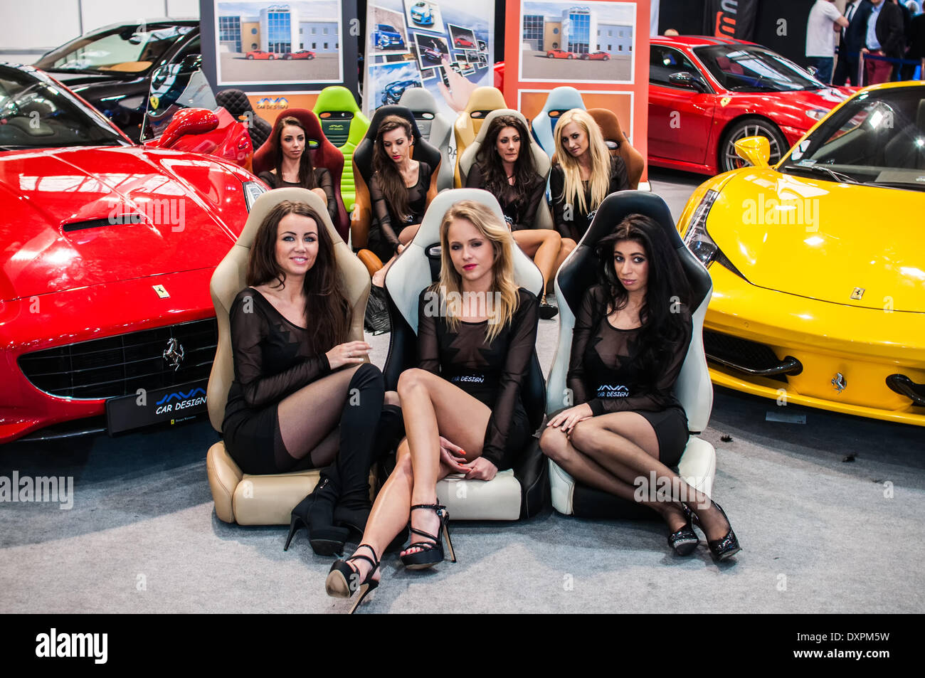 Poznan, Pologne. Mar 27, 2014. Poznan Motor Show est le plus grand événement juste en Pologne, l'industrie automobile, organisé chaque année par la foire internationale. Sur la photo Les filles sur le stand ferrari. Credit : Lukas Juszczak/Alamy Live News Banque D'Images