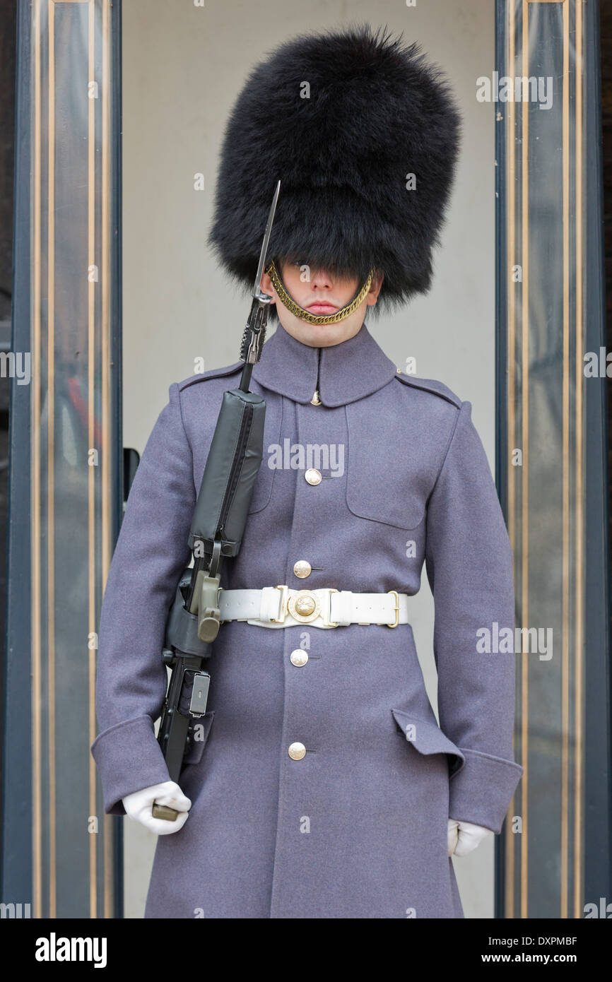 Guardsman des Grenadier Guards debout dans sa guérite en dehors de St James's Palace, Londres Banque D'Images