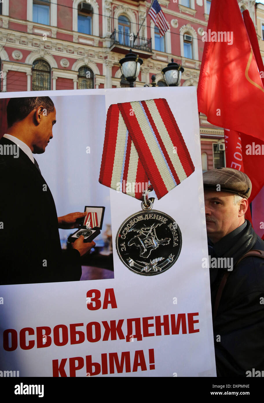 Saint-pétersbourg, Russie. Mar 28, 2014. Les piquets de ''l'Amérique, je vous remercie de la Crimée !'' adoptée à l'Consulat général des États-Unis à Saint-Pétersbourg. Les participants du rallye remis au personnel de l'ambassade russe pain avec les mots ''Je vous remercie de l'CrimeaÃ Â". L'inscription sur l'affiche : pour la libération de la Crimée. © Andreï Pronin/NurPhoto ZUMAPRESS.com/Alamy/Live News Banque D'Images