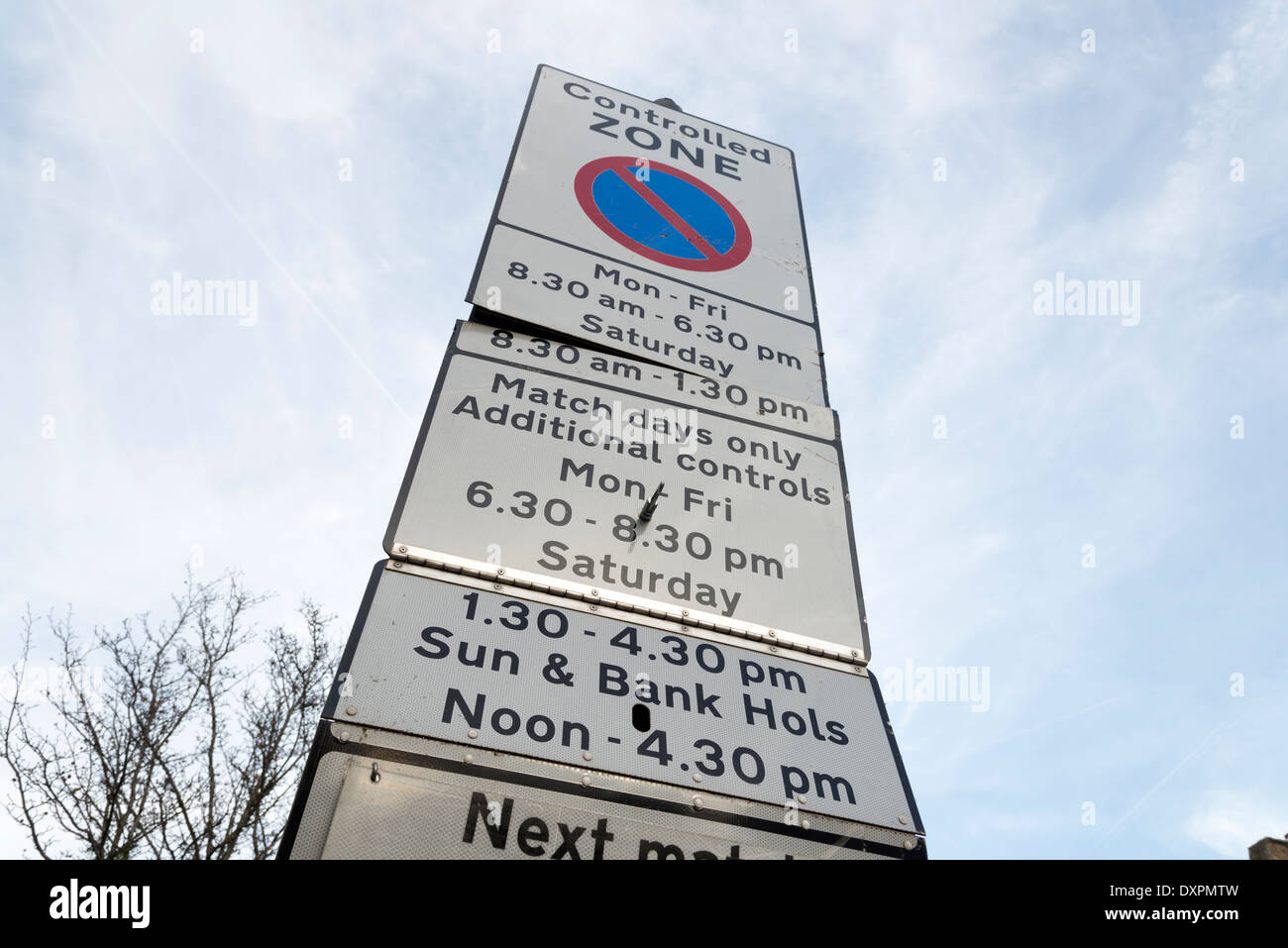 Restrictions de stationnement le jour du match Arsenal signe, Islington, Londres, Angleterre, RU Banque D'Images