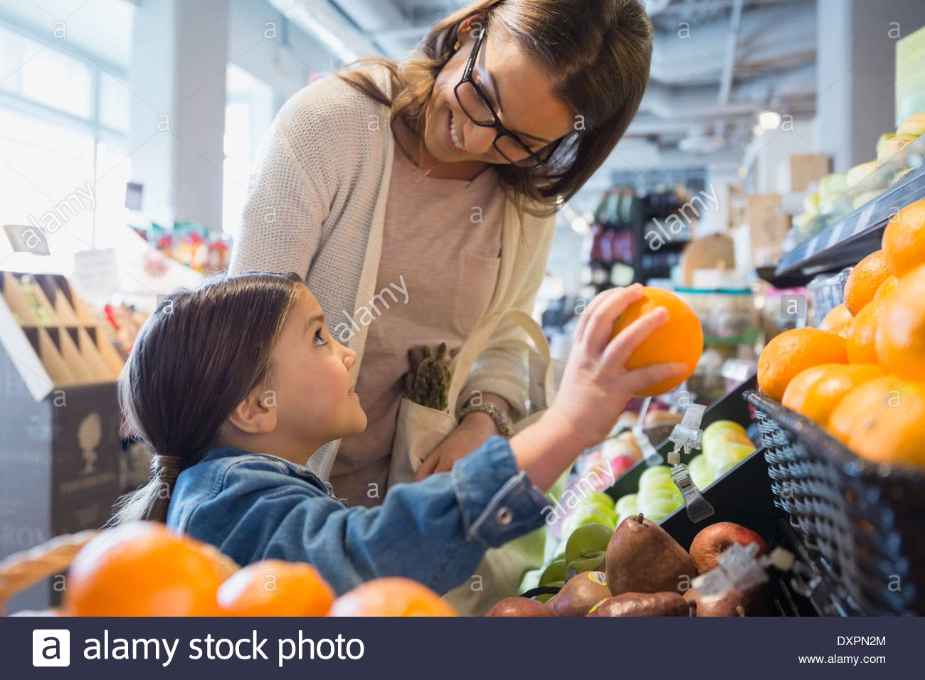 Femme et enfant magasiner dans un supermarché Grande-Bretagne famille  shopper faire des achats avec les enfants Photo Stock - Alamy