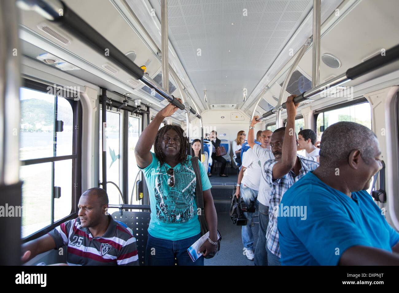 Rio de Janeiro. Mar 28, 2014. Visiteurs prend un bus électrique fabriqué par la Chine au cours de BYD un tour d'essai à Rio de Janeiro, le 28 mars 2014. Un mois une exposition pour les bus électriques BYD a été inauguré ici vendredi. © Xu Zijian/Xinhua/Alamy Live News Banque D'Images