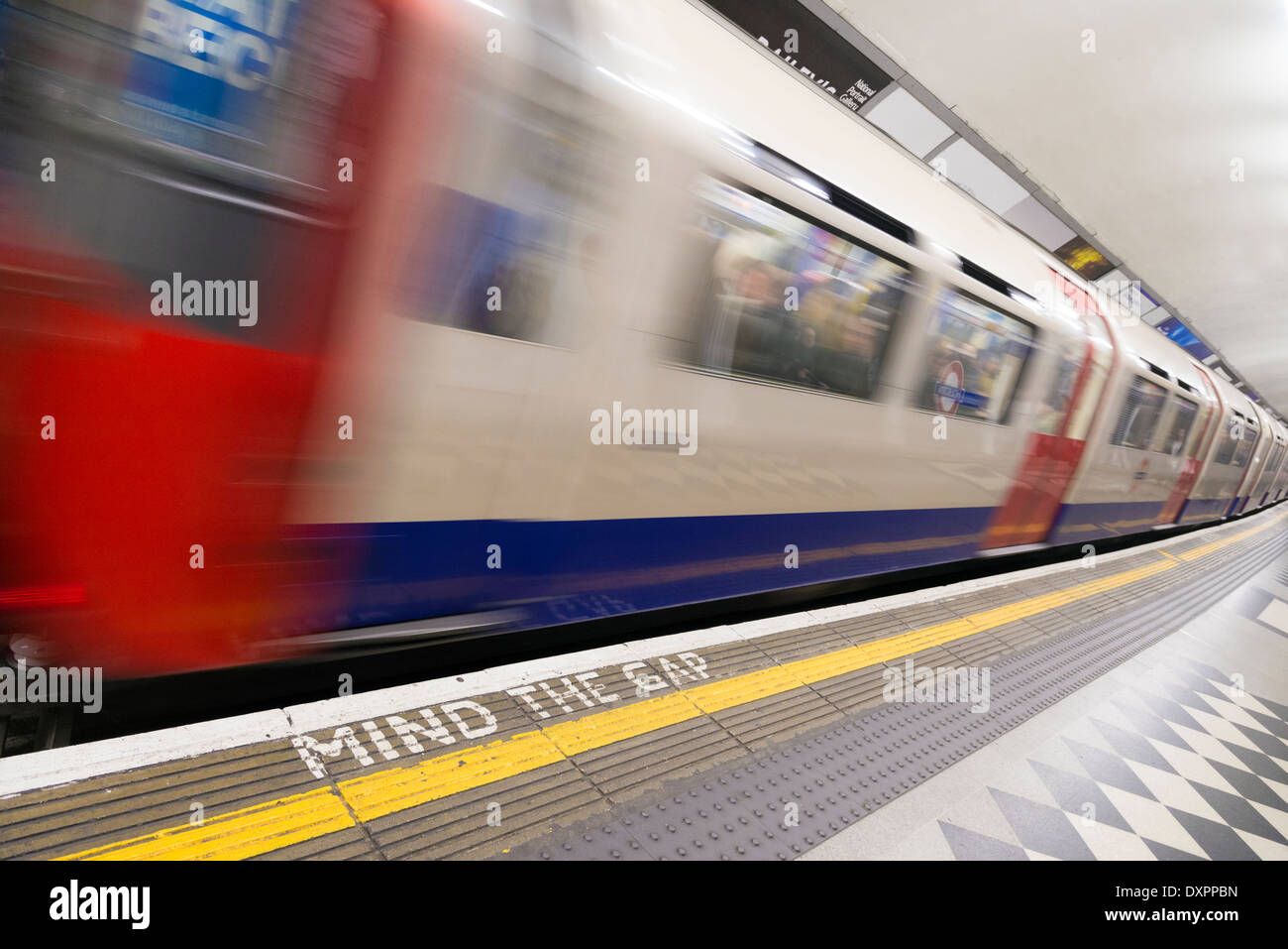 Train de quitter la station de métro de Londres, Angleterre, Royaume-Uni Banque D'Images