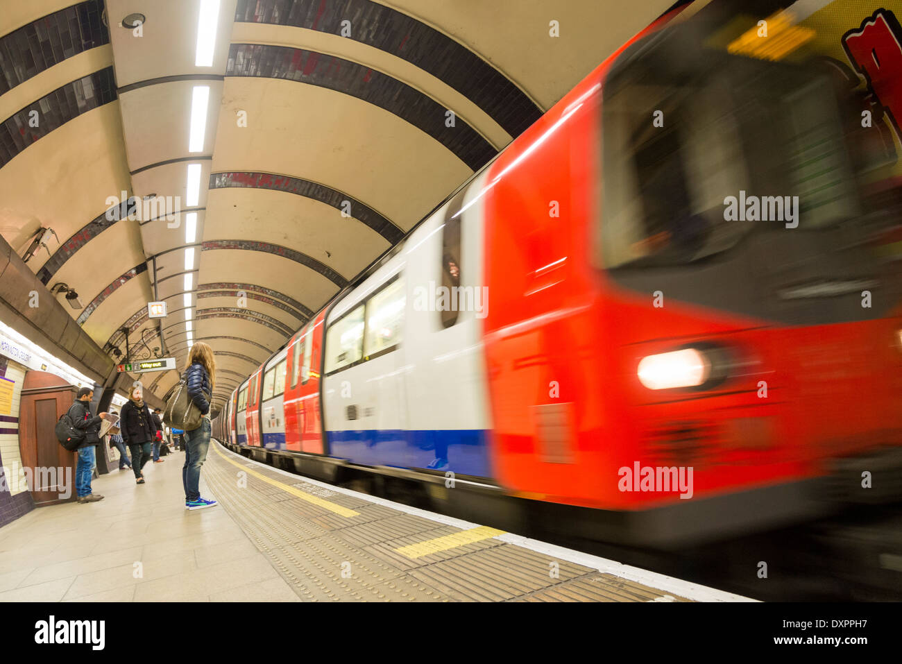 Ligne du nord London Underground train arrivant en gare, UK Banque D'Images