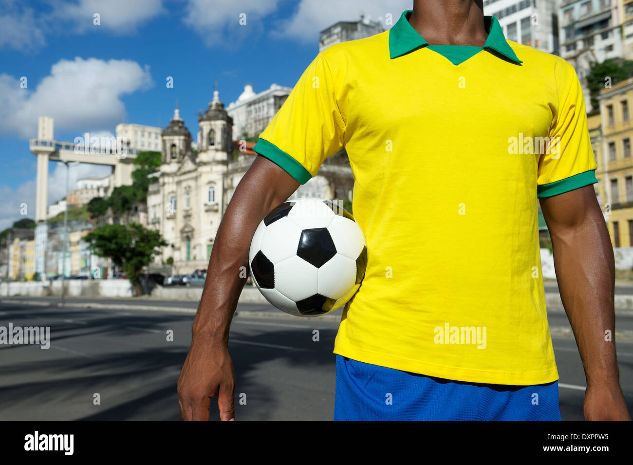Brazilian soccer player holding football portant chemise en couleurs Brésil  Salvador Photo Stock - Alamy