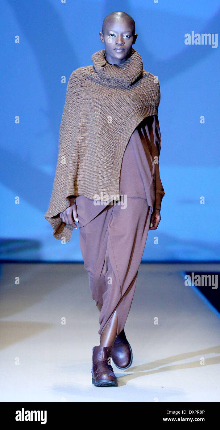 Beijing, Chine. Mar 28, 2014. Un modèle présente une création conçue par Li Bonan durant la Semaine de la mode de Chine, à Beijing, capitale de Chine, le 28 mars 2014. Crédit : Chen Jianli/Xinhua/Alamy Live News Banque D'Images
