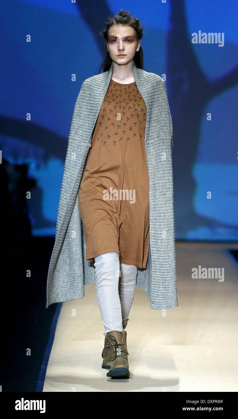 Beijing, Chine. Mar 28, 2014. Un modèle présente une création conçue par Li Bonan durant la Semaine de la mode de Chine, à Beijing, capitale de Chine, le 28 mars 2014. Crédit : Chen Jianli/Xinhua/Alamy Live News Banque D'Images