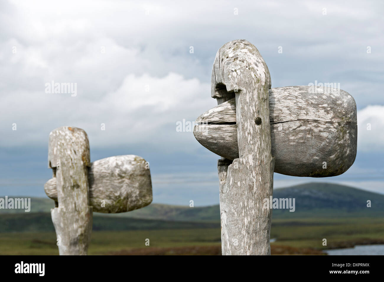 Haches en pierre réplique au parking près de Barpa Langass cairn chambré, North Uist, Scotland, UK Banque D'Images