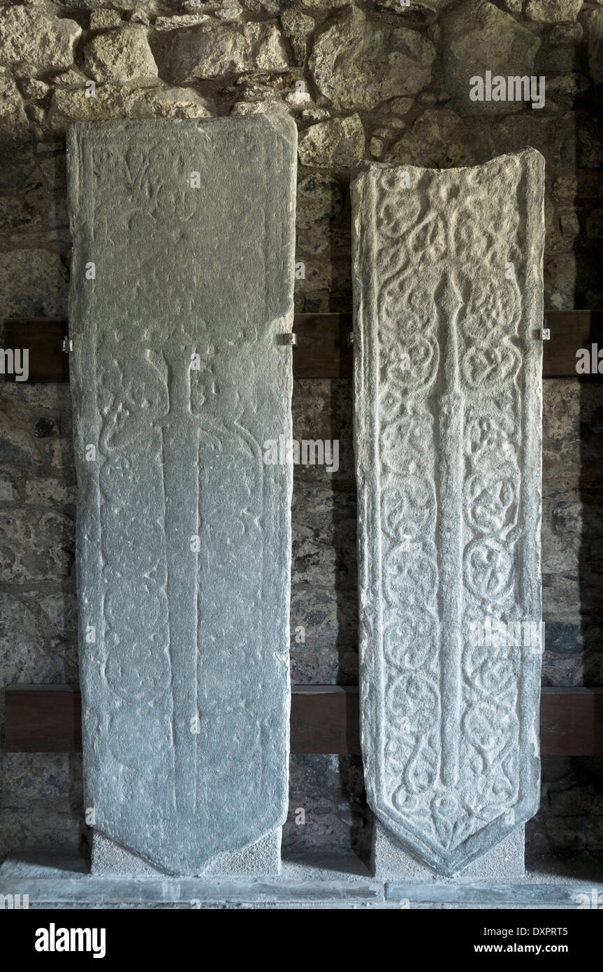 Dalles de graves à l'intérieur de l'église St Clement (15e siècle) à Rodel (Roghadal), Harris, Western Isles, Ecosse, Royaume-Uni. Banque D'Images