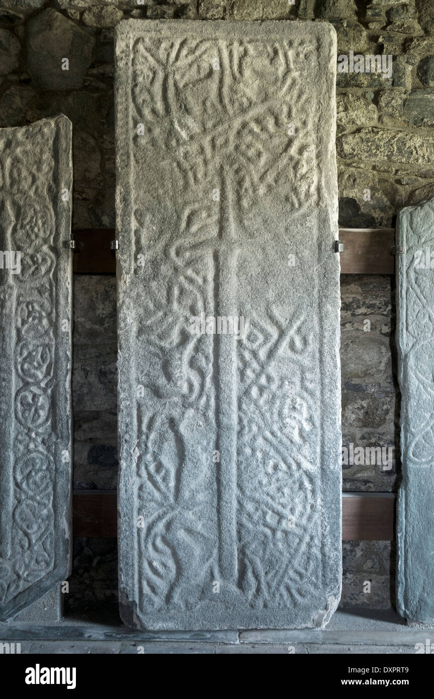 Dalle grave à l'intérieur de l'église St Clement (15e siècle) à Rodel (Roghadal), Harris, Western Isles, Ecosse, Royaume-Uni. Banque D'Images