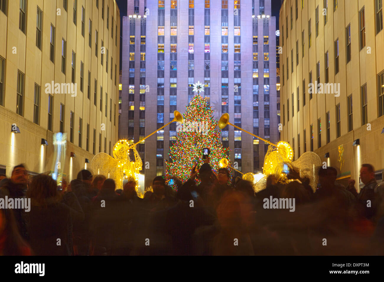 Foule devant de la Rockefeller Plaza, New York, NY, USA Banque D'Images
