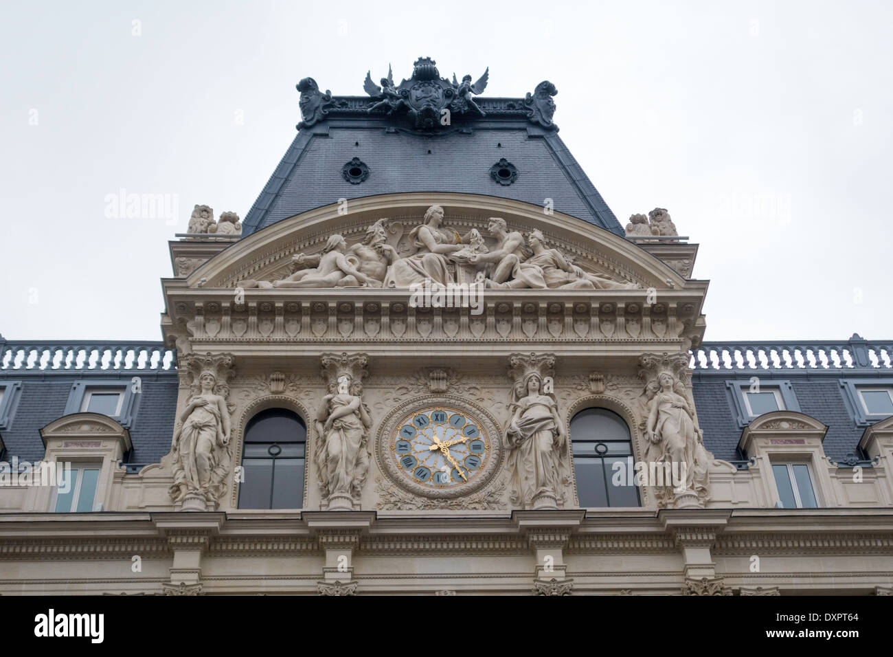 La façade de l'immeuble décoré à Paris, France Banque D'Images