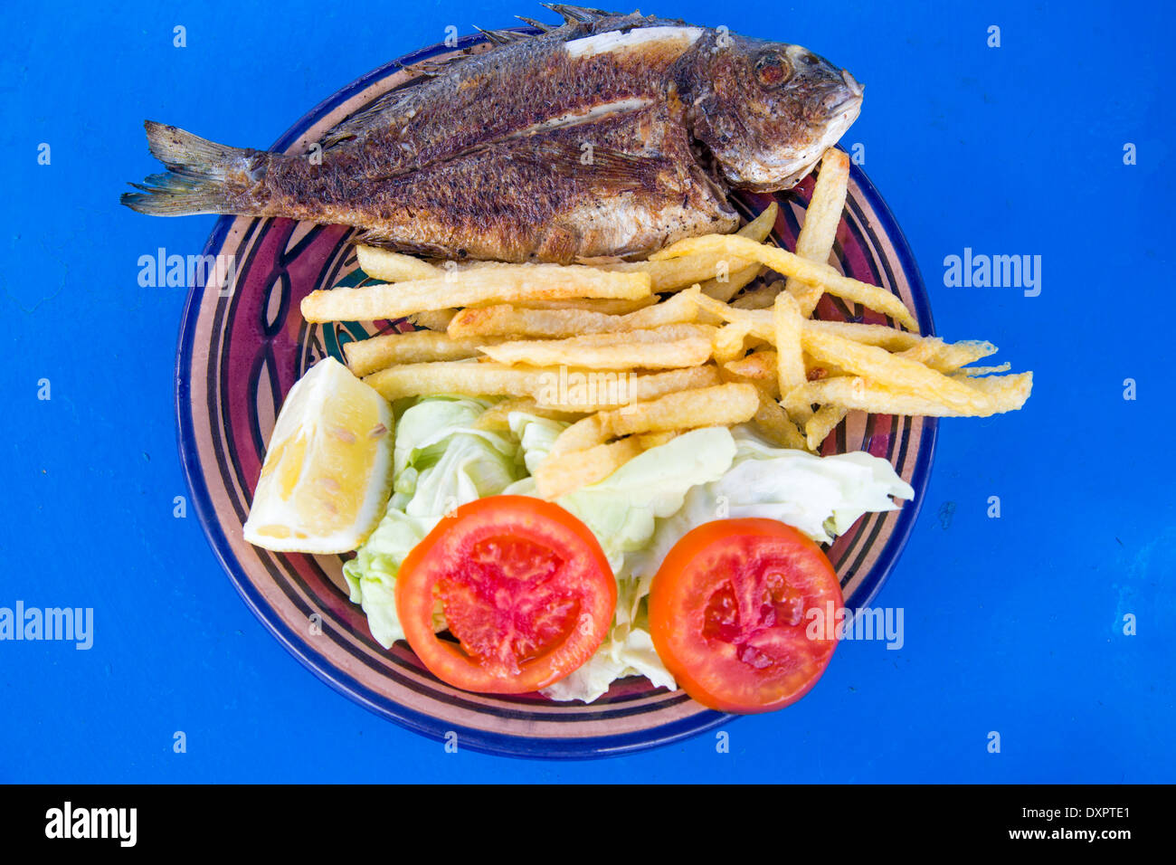 Plaque de poisson grillé à Sidi Bou Said, Tunisie Banque D'Images