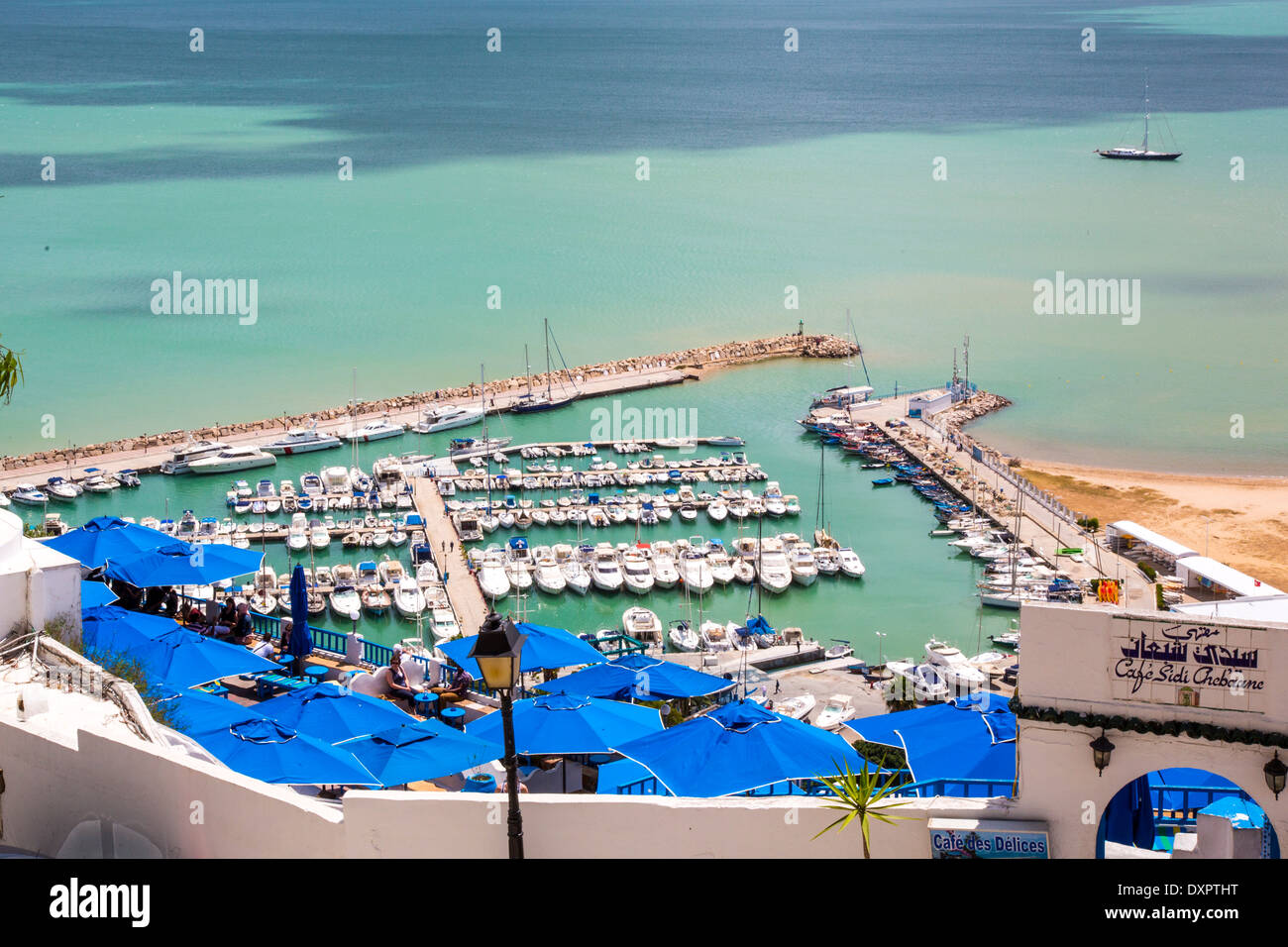 Café Sidi Chebaane Boat Harbour et à Sidi Bou Said, Tunisie Banque D'Images