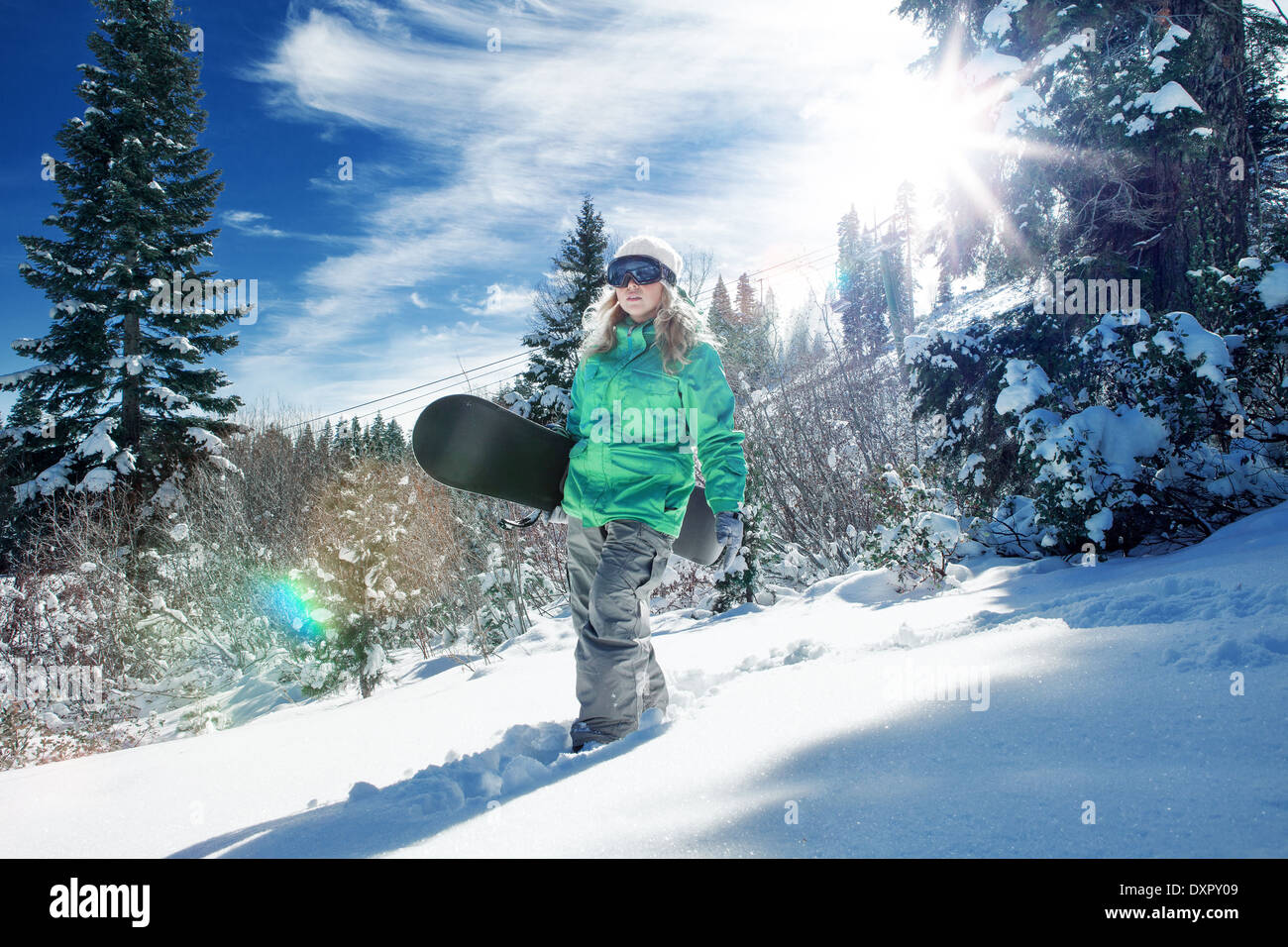 Vue d'une jeune fille le snowboard en hiver l'environnement Banque D'Images