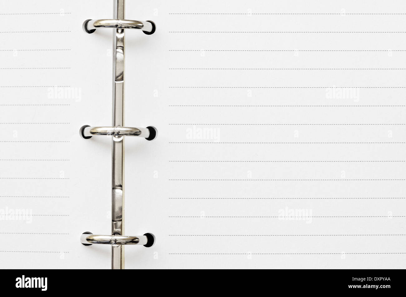 Deux page blanche sur journal intime avec anneau métallique Banque D'Images