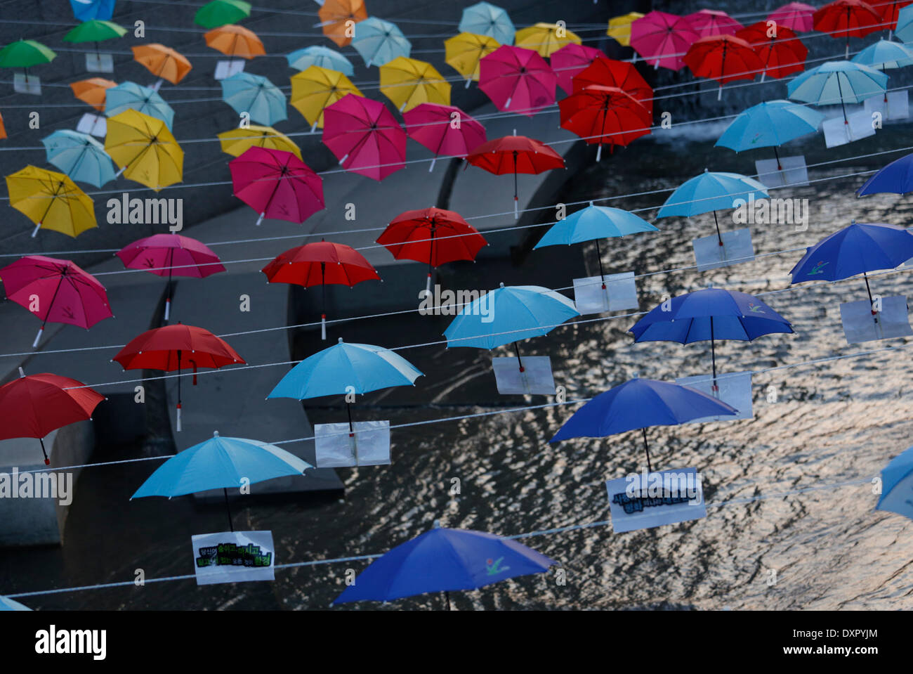 Séoul, Corée du Sud. 28 mars 2014. Des parasols sont vu à la Rue Cheonggye stream, Séoul, Corée du Sud, le vendredi 28 mars, 2014. Les parasols colorés ont été installés afin de promouvoir la campagne Earth Hour le 29 mars. Credit : Jaewon Lee/Alamy Live News Banque D'Images