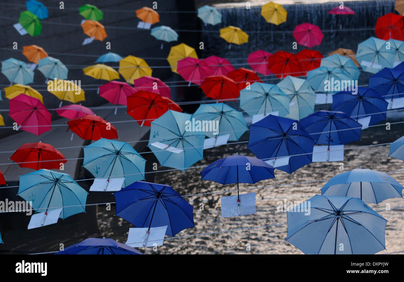 Séoul, Corée du Sud. 28 mars 2014. Des parasols sont vu à la Rue Cheonggye stream, Séoul, Corée du Sud, le vendredi 28 mars, 2014. Les parasols colorés ont été installés afin de promouvoir la campagne Earth Hour le 29 mars. Credit : Jaewon Lee/Alamy Live News Banque D'Images