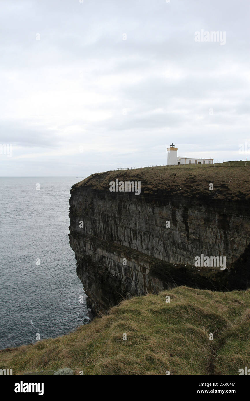 Falaises et Duncansby Head Lighthouse Ecosse Mars 2014 Banque D'Images