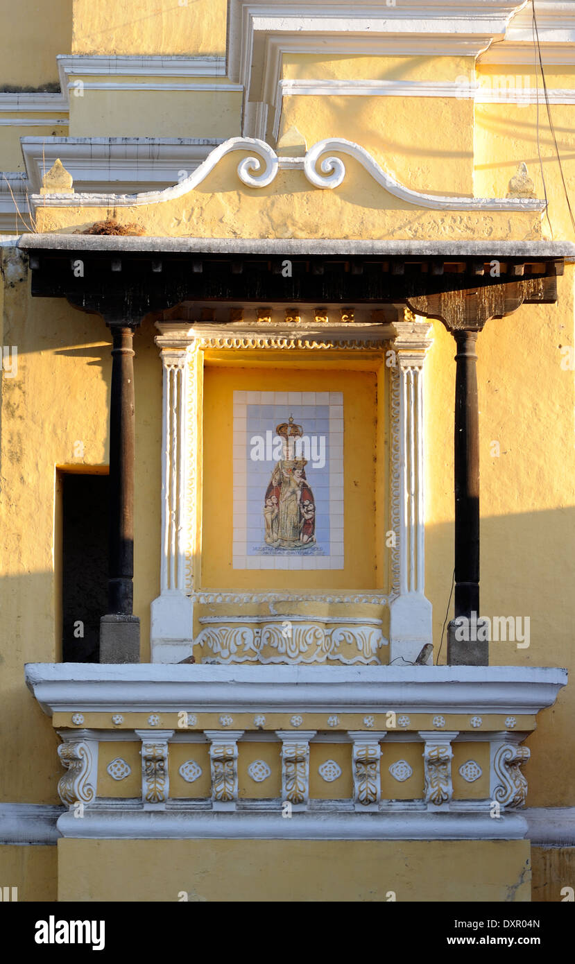 Un sol carrelé icône sur le mur de l'église de la Mercad. . Antigua Guatemala, République du Guatemala. Banque D'Images