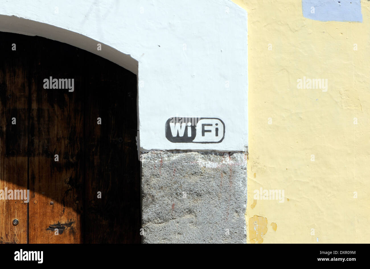 Connexion Wi-Fi au réseau local signe sur un mur. Antigua Guatemala, République du Guatemala. Banque D'Images