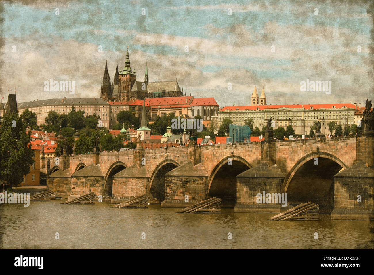 Image Vintage du Pont Charles avec le château de Prague en arrière-plan Banque D'Images