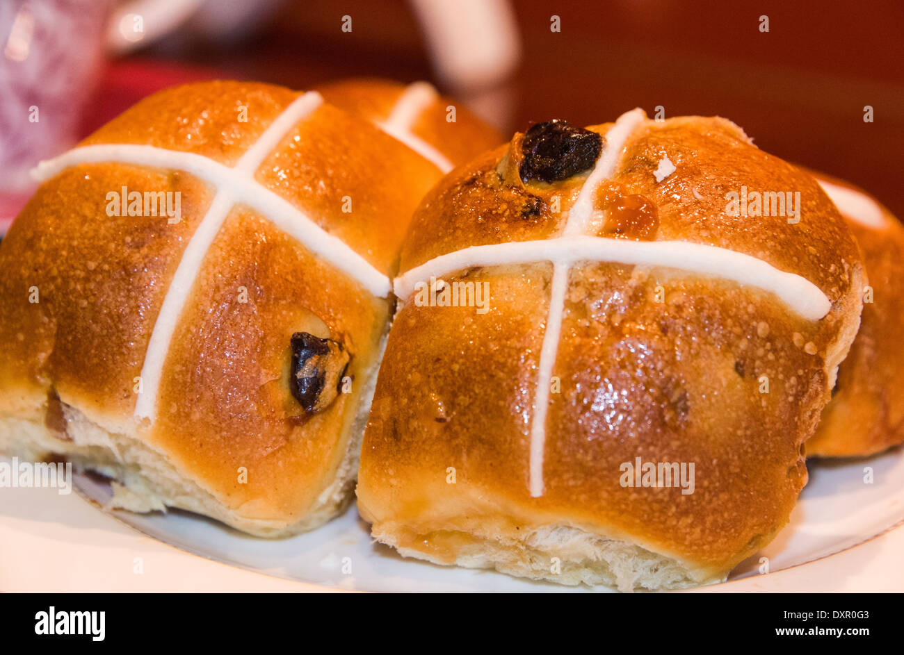 Les brioches sur la plaque pour le thé de l'après-midi de Pâques Banque D'Images