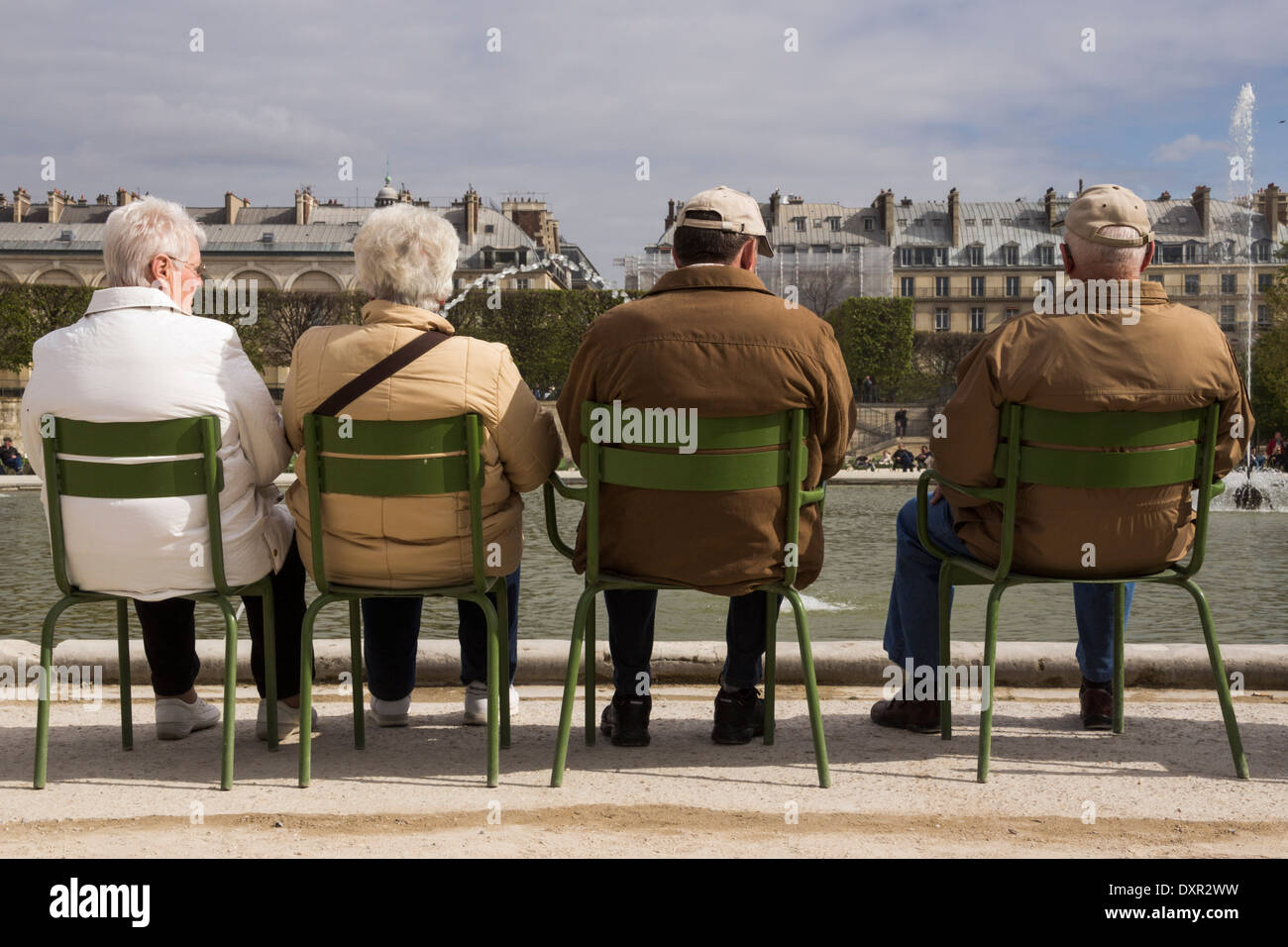 Quatre personnes assises sur des chaises dans le jardin des Tuileries, Paris, France Banque D'Images