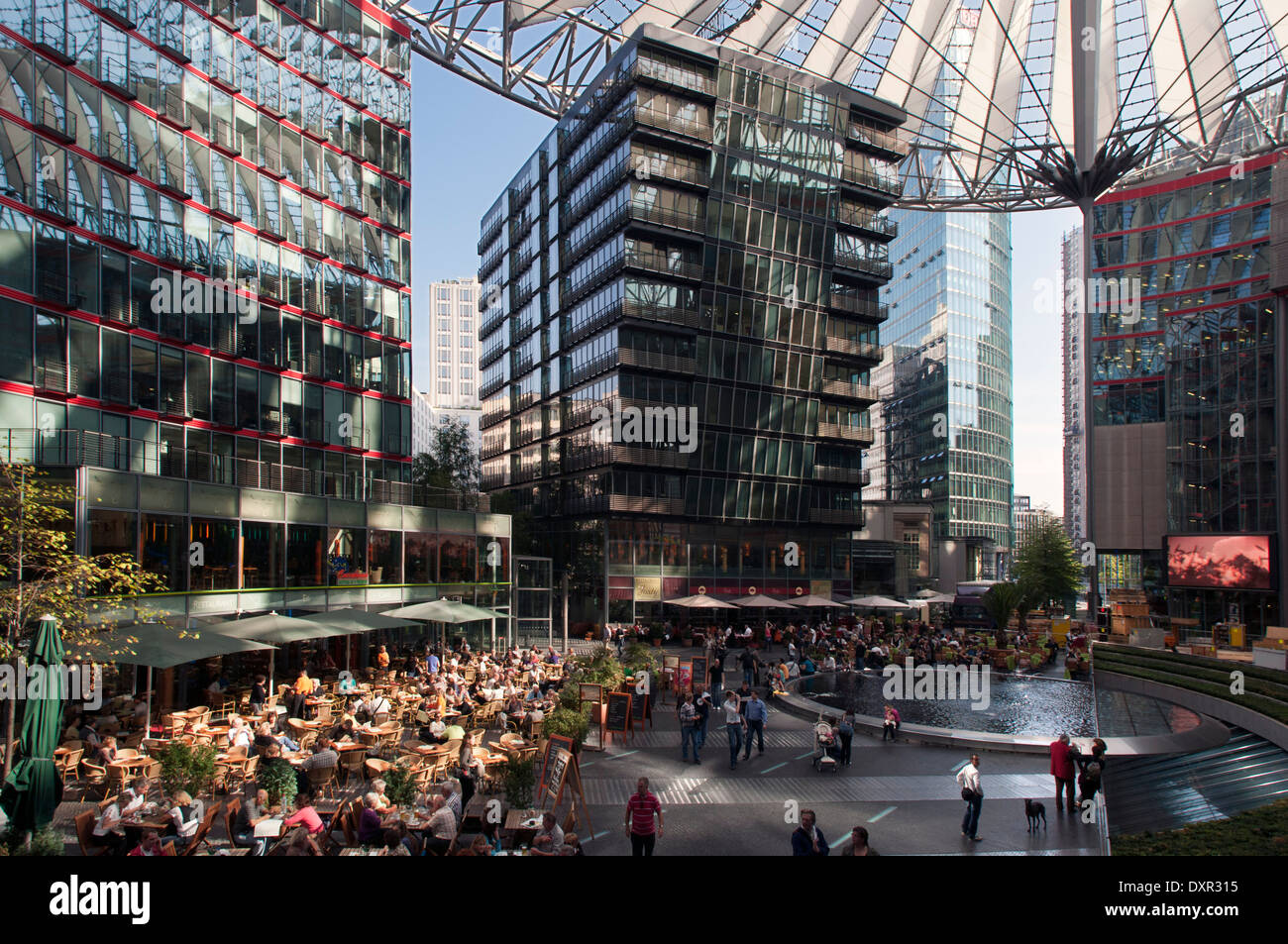 L'intérieur Sony Center à la Potsdamer Platz à Berlin. La Potsdamer Platz (allemand : [d-ˈPɔtsdamɐ] ( Écouter), littéralement la Place de Potsdam) Banque D'Images