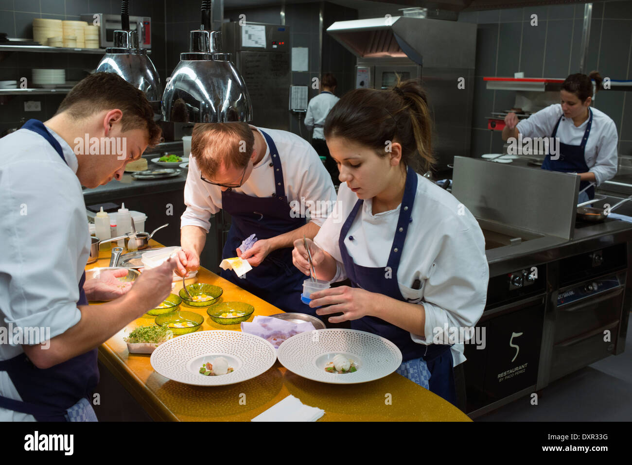 Cuisine de Das Stuen. Chef Catalan étoilé Paco Pérez dans Allegro Restaurant. Occupant un bâtiment des années 1930, qu'originall Banque D'Images