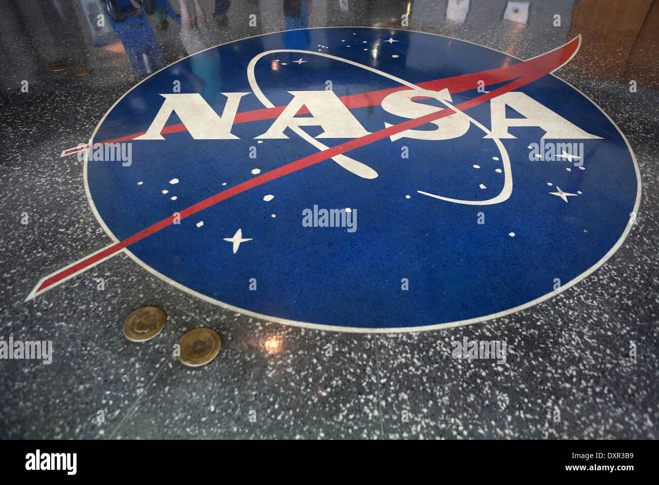 Merritt Islande, États-Unis d'Amérique, le logo de la NASA sur un globe dans le centre pour visiteurs du Centre spatial Kennedy. Banque D'Images