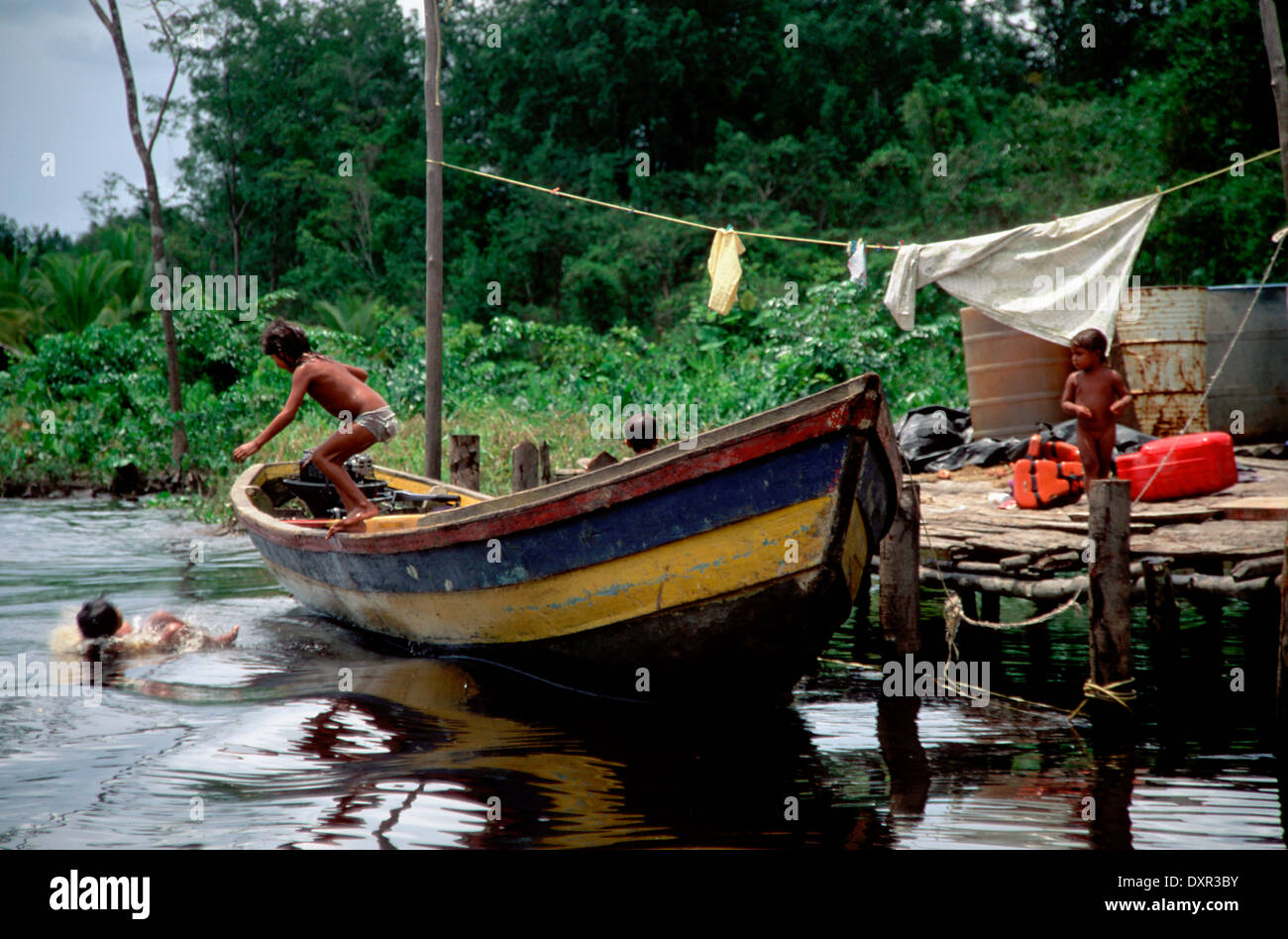 Un bateau dans l'Orénoque. Les Warao sont un peuple autochtone vivant dans le nord-est du Venezuela et de l'ouest de la Guyane. Autre Banque D'Images