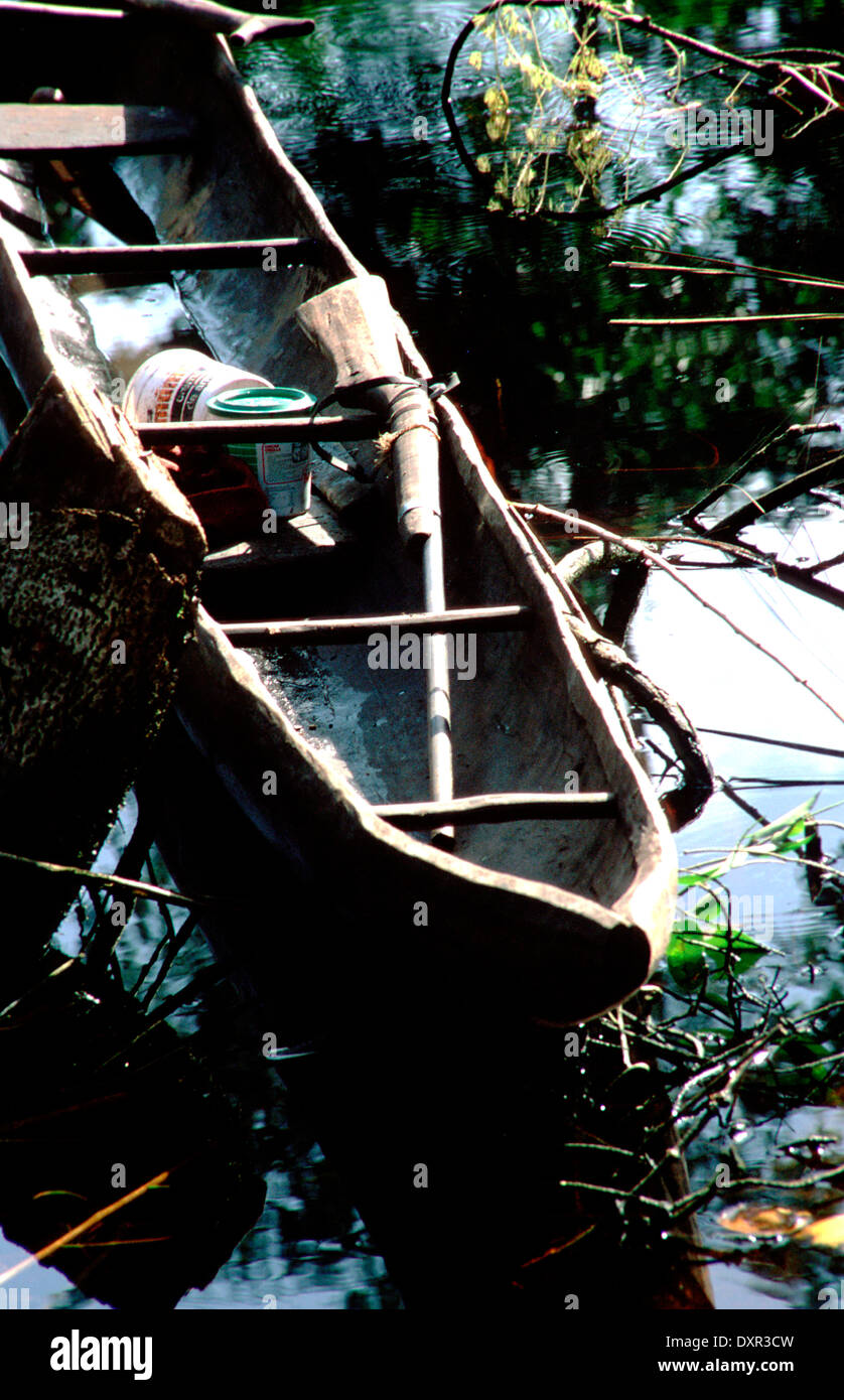 Un bateau et un fusil dans l'Orénoque. Les Warao sont un peuple autochtone vivant dans le nord-est du Venezuela et de l'ouest de la Guyane. Banque D'Images