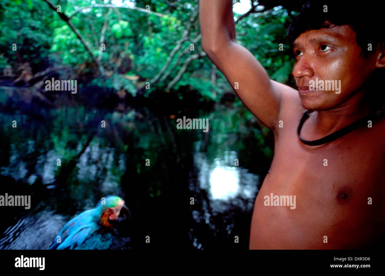 Hunter dans l'Orénoque aras. Les Warao sont un peuple autochtone vivant dans le nord-est du Venezuela et de l'ouest de la Guyane. Banque D'Images